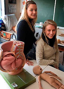 Jessica Smets en Stephanie Peeters (Kathleen De Paepe ontbreekt op de foto) vertrekken naar Gunfur in Gambia om er zes weken mee te draaien in een bevallingscentrum voor vrouwen. Yvan De Saedeleer