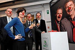 Luc Daeninck (administratie), Bie Callens (Welzijn), Geert Vansteenkiste (algemeen directeur) en Marc Coucke (financiën) klinken bij de affiche op 100 jaar CM Brugge. Michel Vanneuville