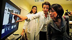 Laurette Onkelinx bezocht gisteren het Bordet-instituut, dat allicht een van de referentiecentra wordt. photo news<br>