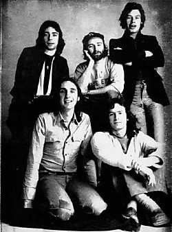 'Vrouwen hebben meer pret.' Genesis met Phil Collins (midden) en Peter Gabriel (rechtsboven!). rr<br>