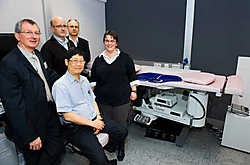 Directeur Roger Vande Walle, Dr. Djoa Liong, Dr. Stefaan Marcelis, Dr. Peter Moons en Dr. Vally De Wilde voor de nieuwe mammografietafel van het Sint-Andreasziekenhuis. Stefaan Beel<br>