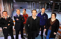 In de Kleizaal Pottelberg: jeugdschepen Alain Cnudde (vooraan), omringd door Sonny Delporte en directeur Philippe Vrijghem van Citizenguard Security, Hans Vandenberghe, commissaris Filip Devriendt en jeugdraadvoorzitster Lies Vandamme. Patrick Holderbeke