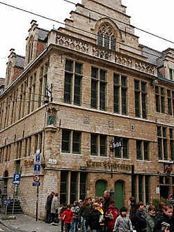 De Cour Saint-Georges - of het Sint-Jorishof - is al vele jaren een serieus zorgenkind voor de stad.Frederiek Vande Velde