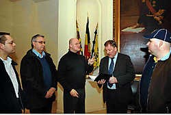 Supporters Joeri Lyssens en Patrick Van Wesemael, voorzitter Dirk Verelst, burgemeester Marc Van de Vijver en supporter Ingwin Daman zaten gisteravond samen rond de tafel. Paul De Malsche
