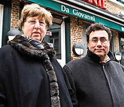 Mouffac Nahhas uit Utrecht, samen met zijn vrouw aan het shoppen in Antwerpen: 'Wij worden liever met rust gelaten.' Walter Saenen<br>