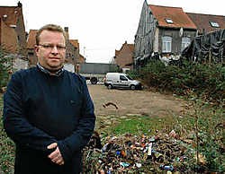 Het terrein van het vroegere volkshuis ligt er momenteel verwaarloosd bij. 'Geregeld wordt er zwerfvuil achtergelaten', zegt verzekerings-<br>makelaar Bert Keuppens. Paul De Malsche