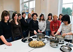 Twee Armeense vrouwen bakken hartige pannenkoekjes met de leerlingen van Sancta Maria in Ruiselede. Stefaan Beel<br>