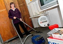 Uitbaatster Maria Leys maakte meteen de etalage schoon. De winkel was gisteren gewoon open. Lily Leys