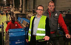 Thomas Keuppens (links) en Wim Platteau, respectievelijk manager en operationeel verantwoordelijke van de verpakkingsafdeling: 'Ons enige restafval is papierpulp.'Gianni Barbieux