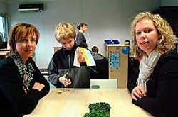 Juf Isabelle Hosten en juf Tinne Mostmans. 'Je merkt dat onze aparte aanpak vruchten afwerpt.' Lily Leys