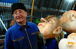 Josken De Mette zag in zijn lange carrière de carnavals-<br>wagens evolueren. 'In de beginjaren ging alle aandacht naar het idee. De uitwerking was bijkomstig.'