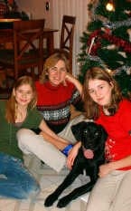 Martine Philips, met haar dochters Lynn en Jill en hond Luka, woont al tien jaar in de Verenigde Staten. Ingezonden foto