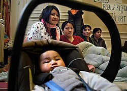 Samen met 15 andere vrouwen uit Ecuador gaat Mayra, de 22-jarige mama van Eric, in hongerstaking voor papieren. Herman Ricour