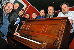 De organisatoren van Patersdreverock met v.l.n.r. Franky Craeymeersch, Gino Depypere, Norbert Braeckman, Tim Timmermans, Stefaan Depraetere, Kristof Van Walleghem, Francky Van de Ginste en Kurt Cottyn. Frank Meurisse<br>