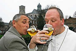 Peter Van Asbroeck en Pater Desutter proeven het nieuwe bier.Koen Merens<br>