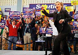 Hillary Clinton op campagne in Hartford(Connecticut): 'Hillary is al zo vaak aangevallen. Het pakt gewoon niet meer op haar.'reuters<br>