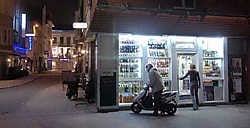 De nachtwinkels in de buurt van de Oostendse Langestraat, die vaak tot 7 uur 's morgens open zijn, veroorzaken vaak overlast, Eric de Mildt<br>