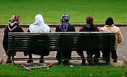 Nogal wat linkse intellectuelen verdedigen in naam van de emancipatie het islamitische recht op de mildste vorm van terrorisme: vrouwenonderdrukking. Aldus Barnard en Van Istendael. mh