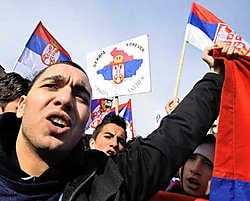 Zo'n vijfduizend boze Servische Kosovaren betoogden gisteren in Mitrovica tegen de onafhankelijkheidsverklaring van Kosovo door de etnische Albanezen.ap<br>