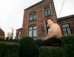 Alain Vaes voor het Katarakt-huis: waar zijn zijn kasten? mdg