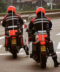 De agenten van de gemotoriseerde wegpolitie rijden nog altijd rond in hun oude motorpak. belpress.com<br>