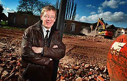 Directeur Jaak Poncelet geeft uitleg bij de afbraak- en bouwplannen van het psychiatrisch centrum Ziekeren. Yorick Jansens<br>