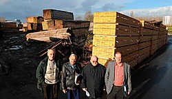 Gaby Moreels, Constant Deprez, Aimé Holvoet en Hugo De Bock protesteren niet enkel tegen de bouw van een nieuwe loods, maar ook tegen de lawaaihinder van de vele vrachtwagens.Patrick Holderbeke
