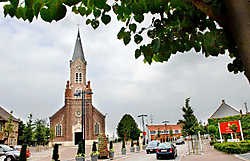 Links de Salons Orchidee in Ruiendorp. Het terrein rechts (bij het rode bord), waarop auto's worden gestald bij feesten, is bestemd als bouwgrond. De gemeente wil het terrein niet inkleuren als parkeerzone.<br> David Stockman
