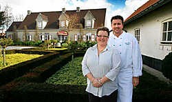 Hans Willaert en Tinneke De Wulf voor hun restaurant, dat ideaal gelegen is tussen Gent, Brugge en Knokke. Grégoire De Poorter