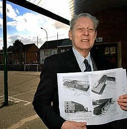 Etienne Cooreman toont de plannen voor een nieuwbouw van het Pius X-college die gebouwd zal worden op het terrein in de Collegestraat. Paul De Malsche