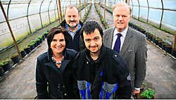 In de zorgboerderij in Heers poseren Hilde Weckhuysen, Theo Monard, Erwin en Marc Vandeput. <br>Mine Dalemans<br>