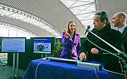 Louis Tobback en Inge Vervotte zetten de camera's in werking. Jannie Haek kijkt toe.Koen Merens<br>
