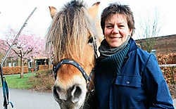 Katrien Meeus ziet een nieuwe huifkar graag komen. 'De oude kar is tot op de draad versleten.' <br>Eddy Van Ranst