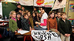 Nathalie Delporte van Radio Bem Bem tussen de enthousiaste kinderen van de klas van meester Elie (achter): 'Dit had ik nog nooit meegemaakt.' Grégoire De Poorter