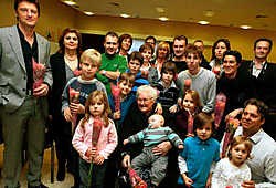 Haar klein- en achterklein-<br>kinderen hadden voor de honderdjarige Germaine honderd rozen bij. vacas