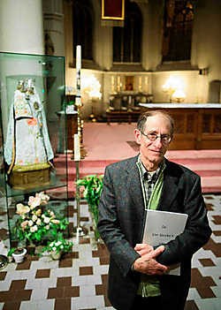 Wie met het naslagwerk van Gilbert Coghe in de hand de Sint-Bavokerk bezoekt, kan zichzelf een leerrijke gidsbeurt cadeau doen. Stefaan Beel