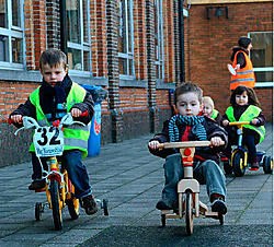 Van de kleinste kleuters tot de laatstejaars, iedereen fietste gisteren mee. Lily Leys