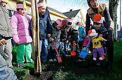 Zelfs schoolmascotte 'Juul' mocht een eigen boompje planten. Michel Moens