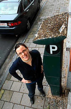 Sarah Smeyers bij de wel erg smerige parkeerautomaat: 'Het gemeentebestuur kan toch een valkenier inzetten tegen de duiven.'<br> Carol Verstraete