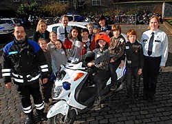 Na de theoretische uitleg mochten de leerlingen eventjes de scooter testen.Michel Vannauville
