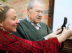 Louis bekijkt met Jeanet het schaduwportret dat ze van hem maakte. Inge Van den Heuvel<br>