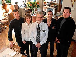 Jean-Pierre Peetermans met zijn zonen en hun vriendinnen hebben Restaurant-Brasserie Rondenbos overgenomen.<br>Yvan De Saedeleer