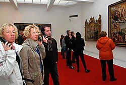 Nadine en Karine Sabbe en Jan Vanhoenacker uit Jabbeke profiteerden van de gelegenheid om het Groeningemuseum te bezoeken.<br>Michel Vanneuville<br>