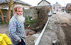Bij <br>Marc Roeland ligt de borduursteen tot vlak naast zijn haag. 'Er werd zelfs een deel van de haag gerooid', klaagt hij. Herman De Wit<br>Godelieve van Molle: 'Zonder onteigenings-<br>bericht werd een deel van onze grond afgenomen.' Herman De Wit