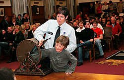 Een onschuldige kinderhand bezegelde de loting in het stadhuis.Norbert Minne<br><br>