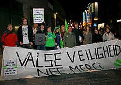 De jongeren van Passiegroen! voerden met spandoeken en grote nepcamera's acties tegen de beslissing om veiligheidscamera's in het centrum te plaatsen.Peter Maenhoudt
