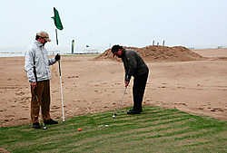 Golfen op het zand is niet eenvoudig, dat ondervonden alle aanwezigen die een balletje kwamen slaan.Norbert Minne