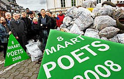 De deelnemers aan de grote Poets visten vijfentwintig kubieke meter zwerfafval uit de bermen.David Stockman