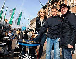 Vital Borkelmans was zaterdag populair in Eeklo. Hier wokt hij samen met vrouw Karla en barbecuespecialist Peter De Clercq voor tweehonderd man. Michel Moens
