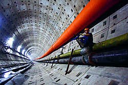 China is momenteel goed voor tien procent van de wereldeconomie. Daardoor is er ook steeds meer geld voor grote binnenlandse infrastructuurwerken, zoals de tunnel onder de Yangtze-rivier in Wuhan.reuters<br>